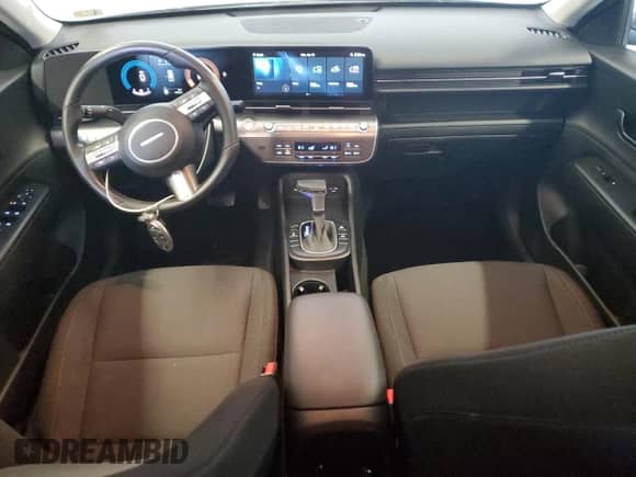 2024 Hyundai Kona SEL z VIN KM8HBCABXRU082013, wystawiony jako Copart lot #87712915 z przebiegiem 22 966 mil mil oraz Czysty tytuł • Clean title. Historia ofert i sprzedaży dostępna na DreamBid. Obrazek 8.