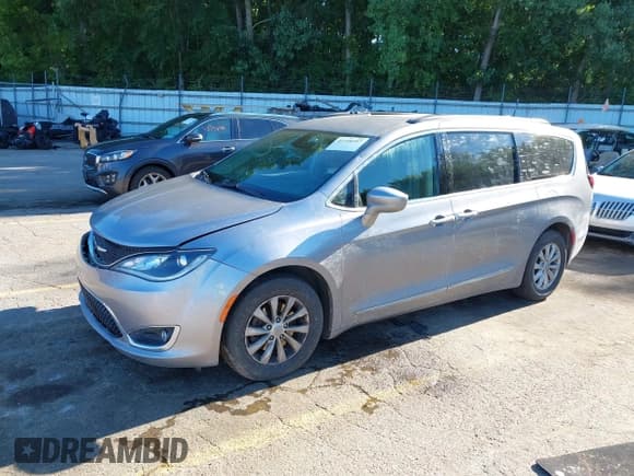 ✅ 2017 Chrysler Pacifica Touring L • VIN: 2C4RC1BG1HR543938 • Lot: 42728597. Wystawiony na IAAI z przebiegiem 188 106 mil. Bezpłatny archiwum sprzedaży aukcyjnych z USA i szczegółowy raport historii pojazdu na DreamBid. Zdjęcie 17.
