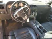 ✅ 2013 Dodge Challenger SXT Plus • VIN: 2C3CDYAG7DH570272 • Lot: 76894524. Wystawiony na Copart z przebiegiem 131 827 mil. Bezpłatny archiwum sprzedaży aukcyjnych z USA i szczegółowy raport historii pojazdu na DreamBid. Zdjęcie 8.