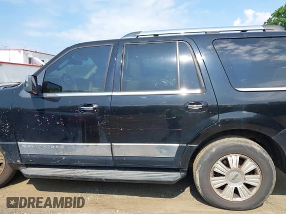 ✅ 2007 Lincoln Navigator • VIN: 5LMFU28567LJ16959 • Lot: 42211877. Wystawiony na IAAI z przebiegiem 196 635 mil. Bezpłatny archiwum sprzedaży aukcyjnych z USA i szczegółowy raport historii pojazdu na DreamBid. Zdjęcie 14.