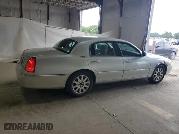 ✅ 2006 Lincoln Town Car Signature Limited • VIN: 1LNHM82VX6Y647333 • Lot: 64834215. Listed on Copart with 197,409 mi. Free auction sales archive from the USA and detailed vehicle history report at DreamBid. Image 3.