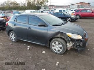 ✅ 2009 Toyota Matrix • VIN: 2T1KU40E49C096959 • Lot: 43651345. Wystawiony na IAAI z przebiegiem 102 765 mil. Bezpłatny archiwum sprzedaży aukcyjnych z USA i szczegółowy raport historii pojazdu na DreamBid. Zdjęcie 1.