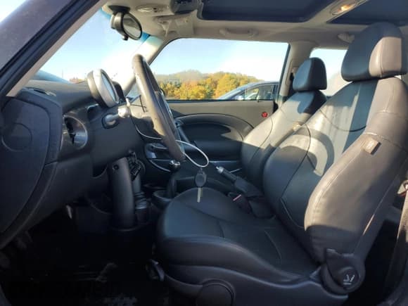 ✅ 2005 MINI Hardtop • VIN: WMWRC33405TC56434 • Lot: 87384035. Listed on Copart with 99,950 mi. Free auction sales archive from the USA and detailed vehicle history report at DreamBid. Image 7.