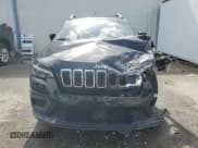 ✅ 2021 Jeep Cherokee Latitude • VIN: 1C4PJLCB8MD107063 • Lot: 60847615. Wystawiony na Copart z przebiegiem 102 506 mil. Bezpłatny archiwum sprzedaży aukcyjnych z USA i szczegółowy raport historii pojazdu na DreamBid. Zdjęcie 5.