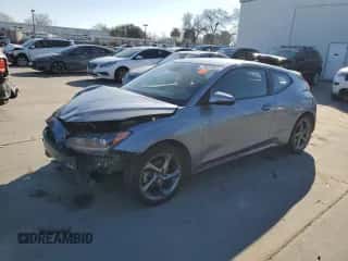 2019 Hyundai Veloster Premium z VIN KMHTG6AF4KU018376, wystawiony jako Copart lot #42489705 z przebiegiem 87 399 mil mil oraz Czysty tytuł • Clean title. Historia ofert i sprzedaży dostępna na DreamBid. Obrazek 1.