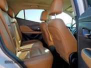 ✅ 2018 Buick Encore Essence • VIN: KL4CJCSB8JB656926 • Lot: 71540245. Wystawiony na Copart z przebiegiem 90 842 mil. Bezpłatny archiwum sprzedaży aukcyjnych z USA i szczegółowy raport historii pojazdu na DreamBid. Zdjęcie 11.