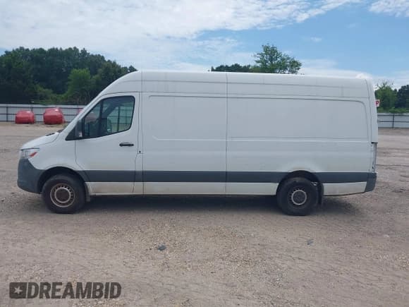 ✅ 2019 Freightliner Sprinter • VIN: WDRPF1CD0KP061151 • Lot: 42905287. Wystawiony na IAAI z przebiegiem 53 459 mil. Bezpłatny archiwum sprzedaży aukcyjnych z USA i szczegółowy raport historii pojazdu na DreamBid. Zdjęcie 15.