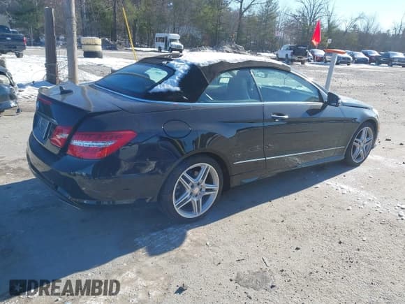 ✅ 2011 Mercedes-Benz E 550 • VIN: WDDKK7CF6BF088621 • Lot: 43837286. Listed on IAAI with 88,498 mi. Free auction sales archive from the USA and detailed vehicle history report at DreamBid. Image 4.