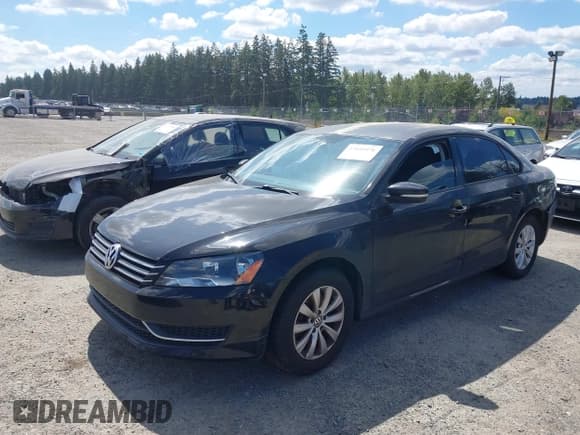 ✅ 2013 Volkswagen Passat S • VIN: 1VWAP7A38DC083633 • Lot: 43045976. Wystawiony na IAAI z przebiegiem 109 261 mil. Bezpłatny archiwum sprzedaży aukcyjnych z USA i szczegółowy raport historii pojazdu na DreamBid. Zdjęcie 2.