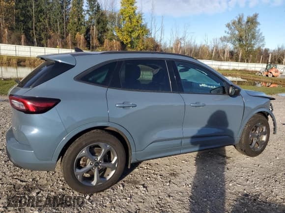 ✅ 2024 Ford Escape ST-Line • VIN: 1FMCU9MN8RUA26407 • Lot: 90408655. Wystawiony na Copart z przebiegiem 27 899 mil. Bezpłatny archiwum sprzedaży aukcyjnych z USA i szczegółowy raport historii pojazdu na DreamBid. Zdjęcie 3.