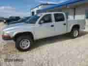 2002 Dodge Dakota Sport z VIN 1B7HG38N02S691280, wystawiony jako Copart lot #66309924 z przebiegiem 227 327 mil mil oraz Czysty tytuł • Clean title. Historia ofert i sprzedaży dostępna na DreamBid. Obrazek 1.