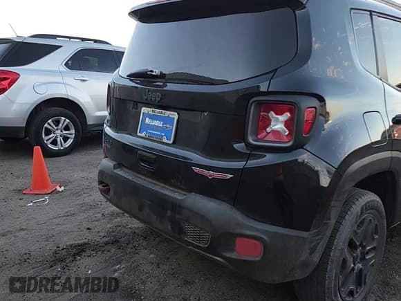 ✅ 2018 Jeep Renegade Trailhawk • VIN: ZACCJBCB1JPH23337 • Lot: 84939575. Wystawiony na Copart z przebiegiem 115 320 mil. Bezpłatny archiwum sprzedaży aukcyjnych z USA i szczegółowy raport historii pojazdu na DreamBid. Zdjęcie 14.