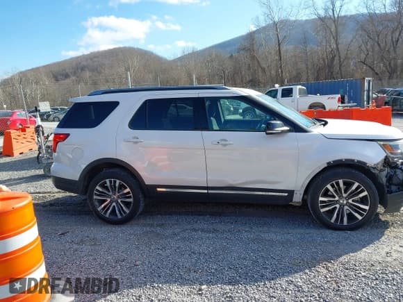 ✅ 2018 Ford Explorer XLT • VIN: 1FM5K8D85JGC12556 • Lot: 43737640. Wystawiony na IAAI z przebiegiem 162 338 mil. Bezpłatny archiwum sprzedaży aukcyjnych z USA i szczegółowy raport historii pojazdu na DreamBid. Zdjęcie 13.