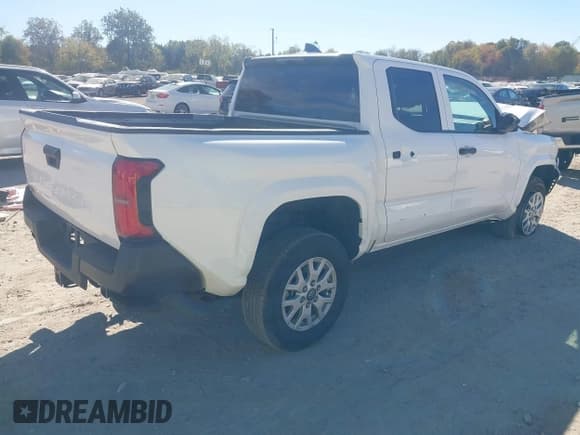 ✅ 2024 Toyota Tacoma SR • VIN: 3TYKD5HNXRT012357 • Lot: 43480271. Wystawiony na IAAI z przebiegiem 13 120 mil. Bezpłatny archiwum sprzedaży aukcyjnych z USA i szczegółowy raport historii pojazdu na DreamBid. Zdjęcie 4.
