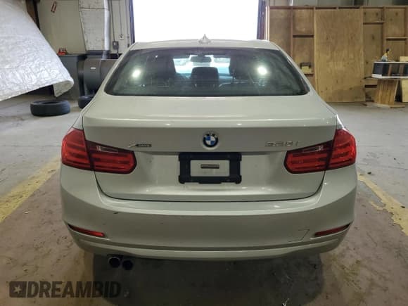 ✅ 2015 BMW 3 Series 328i xDrive • VIN: WBA3B5G50FNS13271 • Lot: 55094345. Wystawiony na Copart z przebiegiem 96 295 mil. Bezpłatny archiwum sprzedaży aukcyjnych z USA i szczegółowy raport historii pojazdu na DreamBid. Zdjęcie 6.