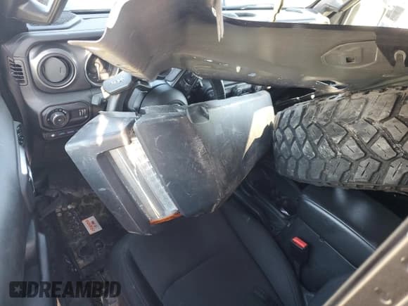 ✅ 2023 Jeep Wrangler • VIN: 1C4JJXN6XPW599309 • Lot: 47786095. Wystawiony na Copart z przebiegiem 21 030 mil. Bezpłatny archiwum sprzedaży aukcyjnych z USA i szczegółowy raport historii pojazdu na DreamBid. Zdjęcie 8.