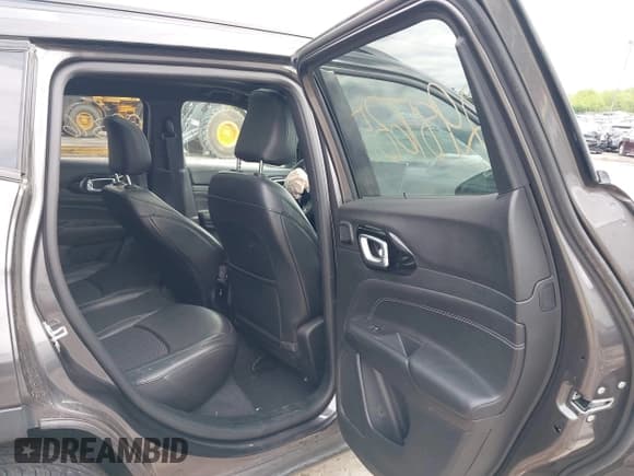 ✅ 2023 Jeep Compass Latitude • VIN: 3C4NJDBN3PT529975 • Lot: 42326495. Wystawiony na IAAI z przebiegiem 34 219 mil. Bezpłatny archiwum sprzedaży aukcyjnych z USA i szczegółowy raport historii pojazdu na DreamBid. Zdjęcie 8.