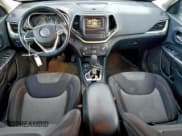 ✅ 2014 Jeep Cherokee Latitude • VIN: 1C4PJMCS3EW242754 • Lot: 95447845. Wystawiony na Copart z przebiegiem 212 874 mil. Bezpłatny archiwum sprzedaży aukcyjnych z USA i szczegółowy raport historii pojazdu na DreamBid. Zdjęcie 8.