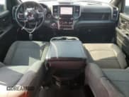 ✅ 2023 Ram 2500 Tradesman • VIN: 3C6UR5HJ6PG652894 • Lot: 85740855. Wystawiony na Copart z przebiegiem 6 585 mil. Bezpłatny archiwum sprzedaży aukcyjnych z USA i szczegółowy raport historii pojazdu na DreamBid. Zdjęcie 8.