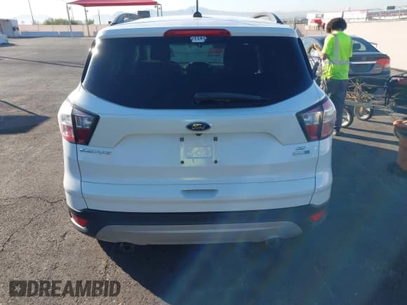 ✅ 2018 Ford Escape SE • VIN: 1FMCU9GD8JUC60344 • Lot: 43691921. Wystawiony na IAAI z przebiegiem 92 771 mil. Bezpłatny archiwum sprzedaży aukcyjnych z USA i szczegółowy raport historii pojazdu na DreamBid. Zdjęcie 16.