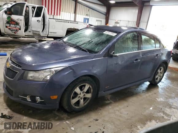2014 Chevrolet Cruze 1LT z VIN 1G1PC5SB5E7330774, wystawiony jako Copart lot #82347395 z przebiegiem 158 368 mil mil oraz Szkoda całkowita • Salvage title. Historia ofert i sprzedaży dostępna na DreamBid. Obrazek 1.