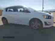 2013 Chevrolet Sonic RS z VIN 1G1JG6SB1D4213368, wystawiony jako Copart lot #46195565 z przebiegiem 112 951 mil mil oraz Czysty tytuł • Clean title. Historia ofert i sprzedaży dostępna na DreamBid. Obrazek 4.