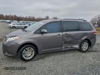 ✅ 2011 Toyota Sienna XLE • VIN: 5TDYK3DC9BS018791 • Лот: 93913505. Опубликован ранее на Copart с пробегом Не указан. Бесплатный доступ к архиву аукционных продаж из США и подробный отчёт об истории автомобиля на DreamBid. Изображение 1.