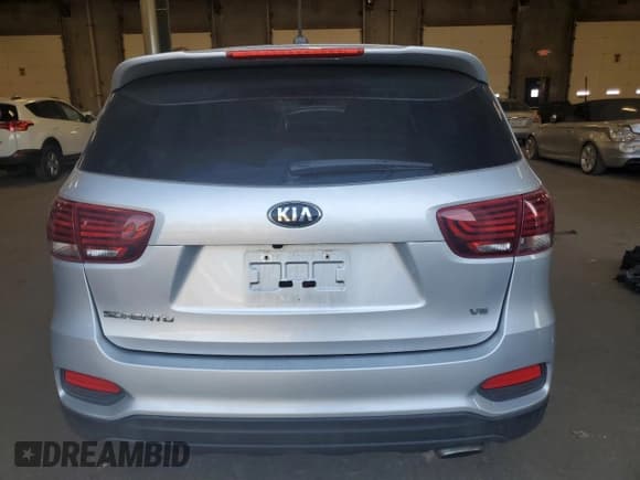 ✅ 2019 Kia Sorento LX • VIN: 5XYPGDA53KG497070 • Лот: 85133455. Опубликован ранее на Copart с пробегом 102 595 миль. Бесплатный доступ к архиву аукционных продаж из США и подробный отчёт об истории автомобиля на DreamBid. Изображение 6.