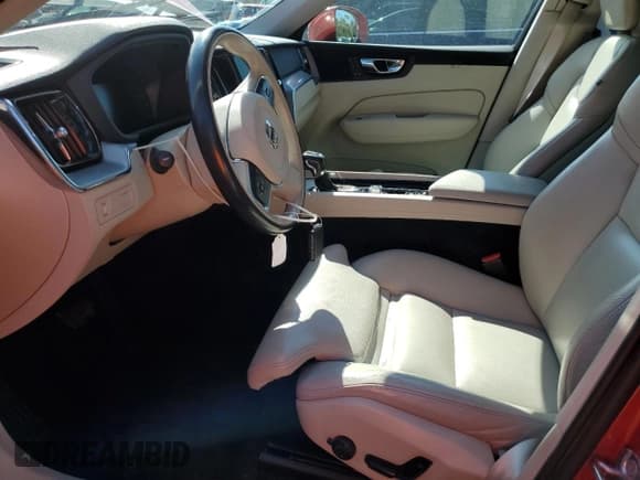 ✅ 2019 Volvo XC60 Momentum • VIN: LYVA22RK1KB196129 • Lot: 87197475. Wystawiony na Copart z przebiegiem 53 808 mil. Bezpłatny archiwum sprzedaży aukcyjnych z USA i szczegółowy raport historii pojazdu na DreamBid. Zdjęcie 7.