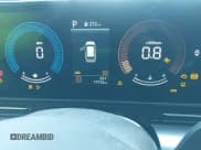 ✅ 2025 Hyundai Kona SEL • VIN: KM8HBCAB5SU186303 • Лот: 43511428. Опубликован ранее на IAAI с пробегом 17 710 миль. Бесплатный доступ к архиву аукционных продаж из США и подробный отчёт об истории автомобиля на DreamBid. Изображение 7.