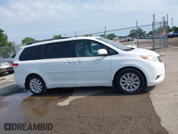 ✅ 2011 Toyota Sienna XLE • VIN: 5TDDK3DC6BS029472 • Лот: 42334600. Опубликован ранее на IAAI с пробегом 145 860 миль. Бесплатный доступ к архиву аукционных продаж из США и подробный отчёт об истории автомобиля на DreamBid. Изображение 13.