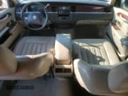 ✅ 2003 Lincoln Town Car Executive • VIN: 1LNHM81W43Y649116 • Lot: 71460255. Wystawiony na Copart z przebiegiem 105 037 mil. Bezpłatny archiwum sprzedaży aukcyjnych z USA i szczegółowy raport historii pojazdu na DreamBid. Zdjęcie 8.