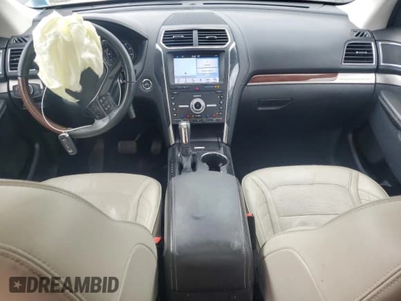 ✅ 2019 Ford Explorer Platinum • VIN: 1FM5K8HT6KGA57340 • Lot: 57038705. Wystawiony na Copart z przebiegiem 83 225 mil. Bezpłatny archiwum sprzedaży aukcyjnych z USA i szczegółowy raport historii pojazdu na DreamBid. Zdjęcie 8.