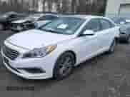 2016 Hyundai Sonata 2.4L z VIN 5NPE24AF5GH403642, wystawiony jako IAAI lot #41877194 z przebiegiem 147 457 mil mil oraz . Historia ofert i sprzedaży dostępna na DreamBid. Obrazek 2.