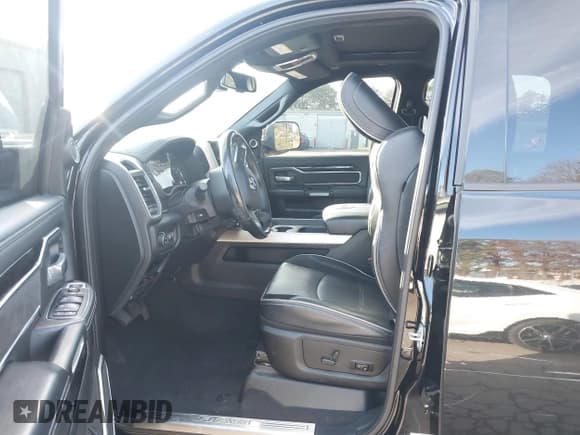 ✅ 2019 Ram 2500 Laramie • VIN: 3C6UR5NL3KG600668 • Lot: 43692450. Listed on IAAI with 33,211 mi. Free auction sales archive from the USA and detailed vehicle history report at DreamBid. Image 5.