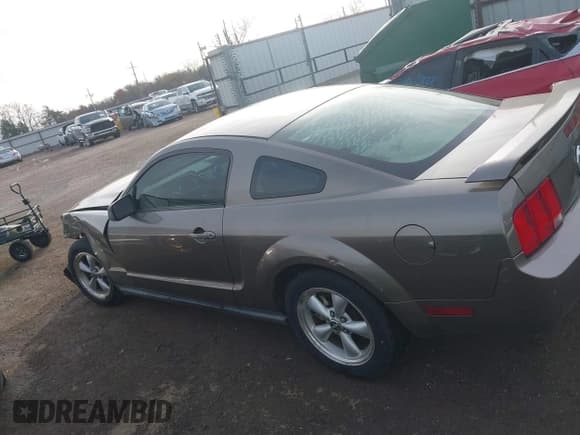 ✅ 2005 Ford Mustang Deluxe • VIN: 1ZVHT80N755107848 • Lot: 43667529. Listed on IAAI with 189,380 mi. Free auction sales archive from the USA and detailed vehicle history report at DreamBid. Image 14.