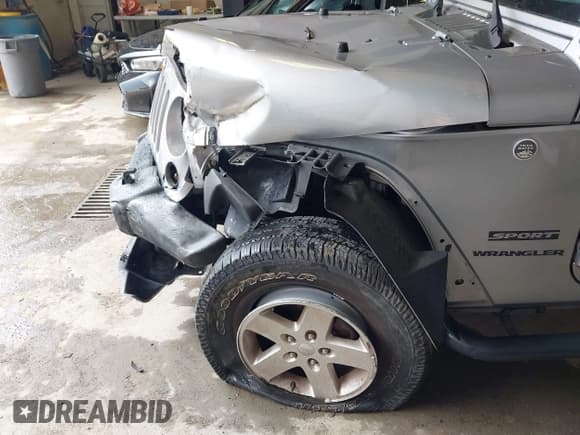 ✅ 2017 Jeep Wrangler Sport • VIN: 1C4AJWAG5HL560882 • Lot: 42869959. Wystawiony na IAAI z przebiegiem 62 208 mil. Bezpłatny archiwum sprzedaży aukcyjnych z USA i szczegółowy raport historii pojazdu na DreamBid. Zdjęcie 6.