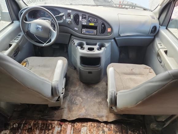 ✅ 2003 Ford Econoline Cargo • VIN: 1FTRE14W03HA91032 • Lot: 92819845. Wystawiony na Copart z przebiegiem 338 783 mil. Bezpłatny archiwum sprzedaży aukcyjnych z USA i szczegółowy raport historii pojazdu na DreamBid. Zdjęcie 8.