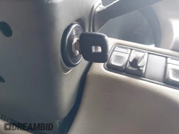 ✅ 1998 Volvo S70 • VIN: YV1LS5574W3526725 • Лот: 40676024. Опубликован ранее на IAAI с пробегом 241 558 миль. Бесплатный доступ к архиву аукционных продаж из США и подробный отчёт об истории автомобиля на DreamBid. Изображение 11.