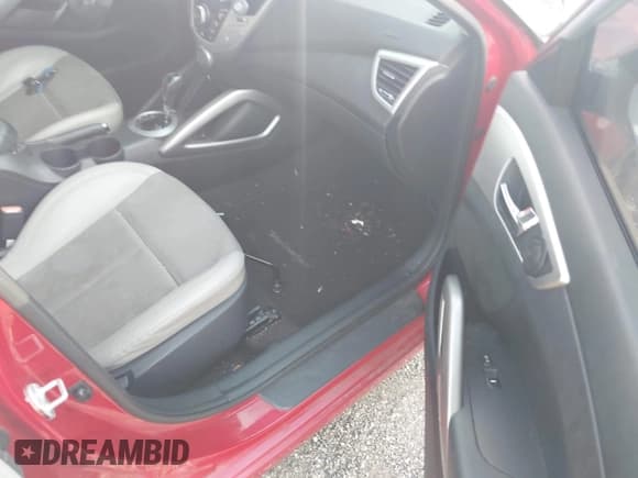 ✅ 2014 Hyundai Veloster • VIN: KMHTC6ADXEU183184 • Lot: 43638482. Wystawiony na IAAI z przebiegiem Nie podano. Bezpłatny archiwum sprzedaży aukcyjnych z USA i szczegółowy raport historii pojazdu na DreamBid. Zdjęcie 5.