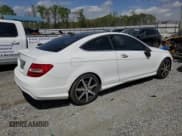 ✅ 2015 Mercedes-Benz C 250 • VIN: WDDGJ4HB4FG351444 • Lot: 51834965. Wystawiony na Copart z przebiegiem 76 841 mil. Bezpłatny archiwum sprzedaży aukcyjnych z USA i szczegółowy raport historii pojazdu na DreamBid. Zdjęcie 3.
