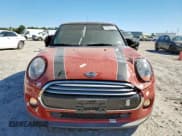 ✅ 2015 MINI Hardtop 4 Door • VIN: WMWXS5C59FT827982 • Lot: 91294735. Wystawiony na Copart z przebiegiem 61 881 mil. Bezpłatny archiwum sprzedaży aukcyjnych z USA i szczegółowy raport historii pojazdu na DreamBid. Zdjęcie 5.