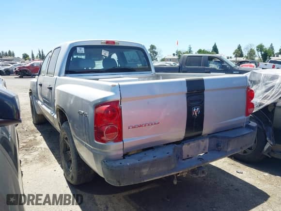 2008 Dodge Dakota z VIN 1D3HW38K18S590757, wystawiony jako IAAI lot #42501413 z przebiegiem Nie podano mil oraz . Historia ofert i sprzedaży dostępna na DreamBid. Obrazek 3.