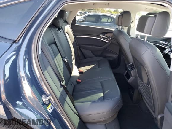 ✅ 2022 Audi e-tron Sportback Premium Plus • VIN: WA12AAGE2NB011584 • Лот: 85911655. Опубликован ранее на Copart с пробегом 24 446 миль. Бесплатный доступ к архиву аукционных продаж из США и подробный отчёт об истории автомобиля на DreamBid. Изображение 11.