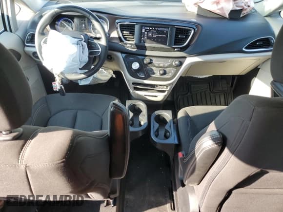 ✅ 2023 Chrysler Voyager LX • VIN: 2C4RC1CG9PR558393 • Lot: 71724644. Wystawiony na Copart z przebiegiem 57 151 mil. Bezpłatny archiwum sprzedaży aukcyjnych z USA i szczegółowy raport historii pojazdu na DreamBid. Zdjęcie 8.