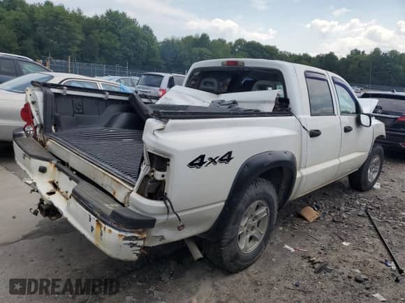 2006 Dodge Dakota SLT z VIN 1D7HW48K66S624418, wystawiony jako Copart lot #65687924 z przebiegiem Nie podano mil oraz Szkoda całkowita • Salvage title. Historia ofert i sprzedaży dostępna na DreamBid. Obrazek 3.