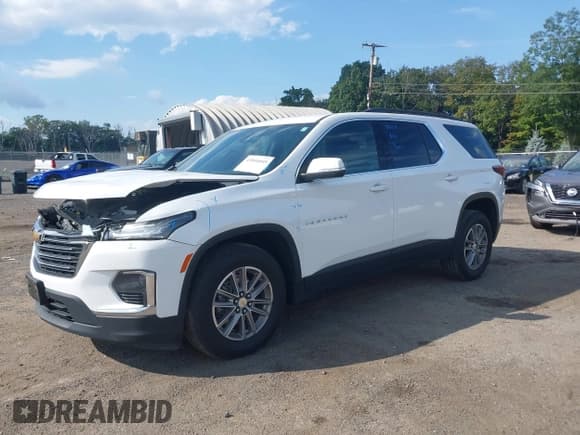 ✅ 2022 Chevrolet Traverse LT • VIN: 1GNEVHKW5NJ162836 • Lot: 43004045. Wystawiony na IAAI z przebiegiem 45 457 mil. Bezpłatny archiwum sprzedaży aukcyjnych z USA i szczegółowy raport historii pojazdu na DreamBid. Zdjęcie 2.