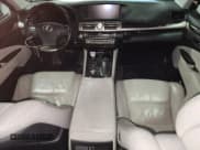 ✅ 2014 Lexus LS 460 • VIN: JTHCL5EF1E5020491 • Lot: 82471295. Wystawiony na Copart z przebiegiem 121 671 mil. Bezpłatny archiwum sprzedaży aukcyjnych z USA i szczegółowy raport historii pojazdu na DreamBid. Zdjęcie 8.