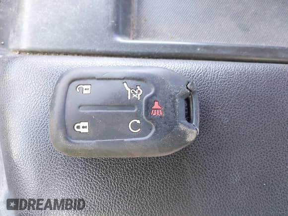 ✅ 2019 Chevrolet Silverado 1500 LT • VIN: 1GCPWCED3KZ157451 • Lot: 42988951. Wystawiony na IAAI z przebiegiem 178 105 mil. Bezpłatny archiwum sprzedaży aukcyjnych z USA i szczegółowy raport historii pojazdu na DreamBid. Zdjęcie 11.