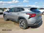 2024 Chevrolet Trax 1RS z VIN KL77LGE24RC089640, wystawiony jako Copart lot #81803735 z przebiegiem 100 344 mil mil oraz Szkoda całkowita • Salvage title. Historia ofert i sprzedaży dostępna na DreamBid. Obrazek 2.